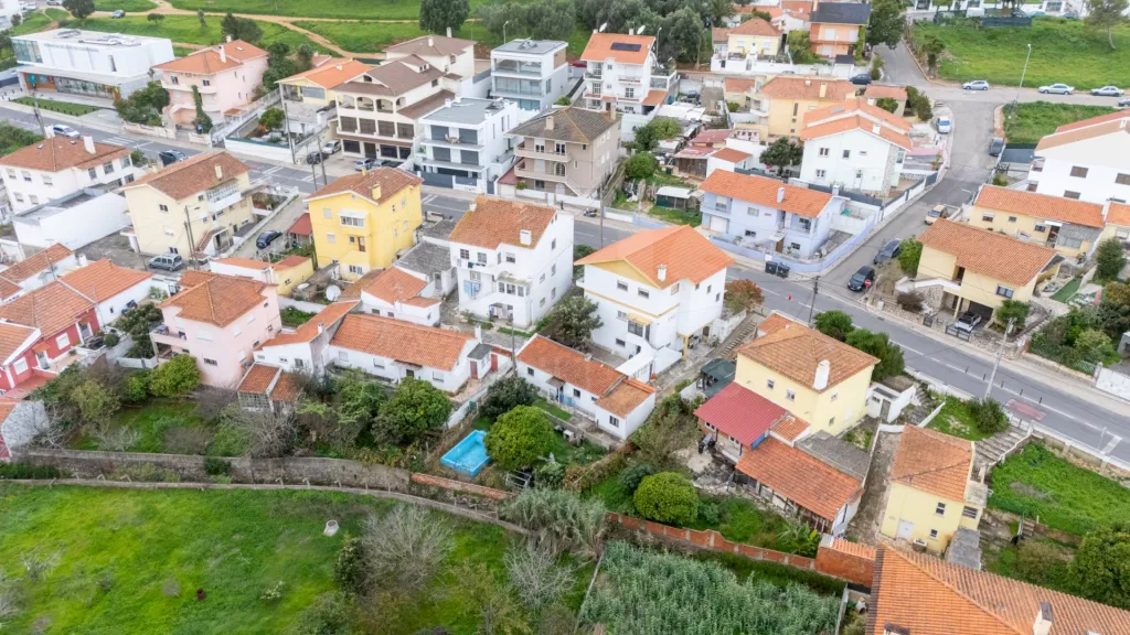 Prédio Multifamiliar em Alcabideche: Excelente Oportunidade de Investimento Próximo às Praias de Cascais