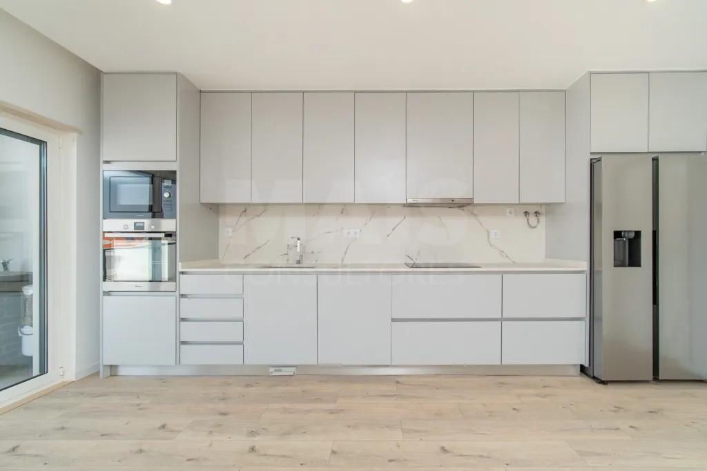Premium, Like-New 3-Bedroom Apartment with Exceptional Balcony – Garage – Elevator – Convenient Access to Lisbon