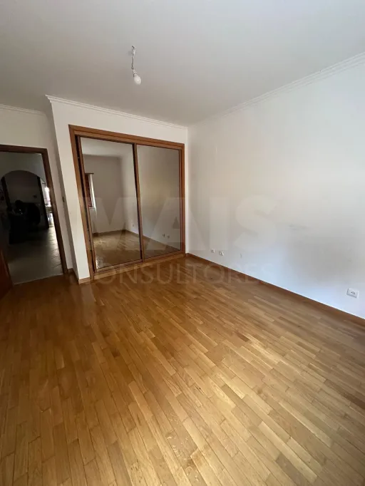 Apartamento T2 na Póvoa de Santa Iria com parqueamento e terraço