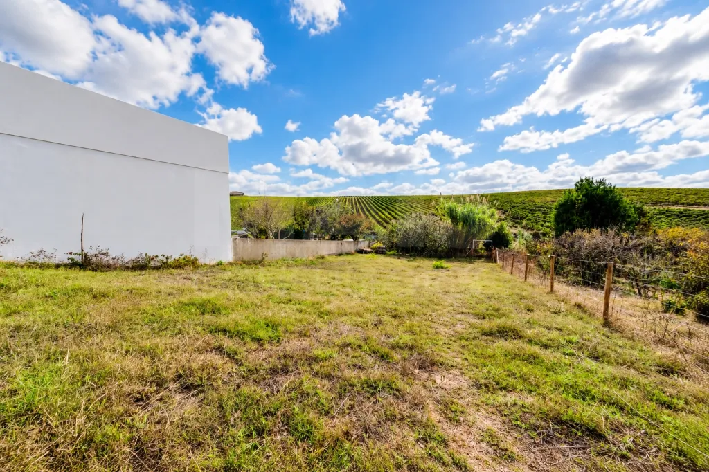 Moradia T2 com anexo T1, piscina e terreno de 1.000 m², em Torres Vedras