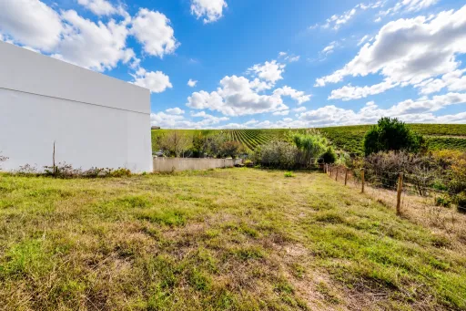 Moradia T2 com anexo T1, piscina e terreno de 1.000 m², em Torres Vedras