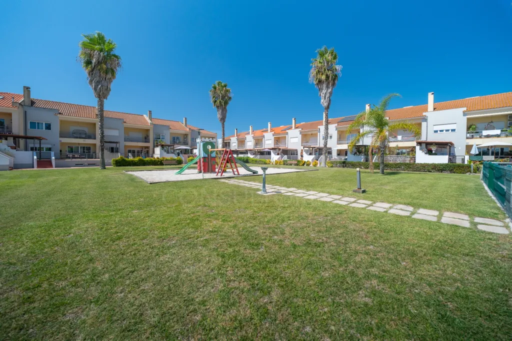 Moradia T3 totalmente remodelada no Condomínio Villas de Samorena em Samora Correia