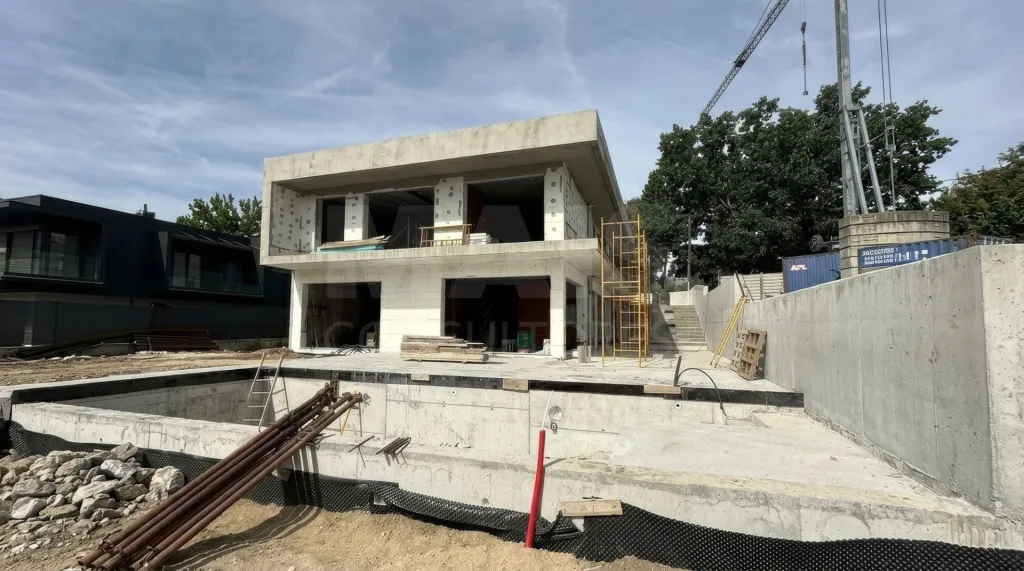 Moradia NOVA T3+1 com piscina e jardim