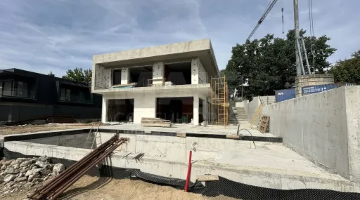 Moradia NOVA T3+1 com piscina e jardim