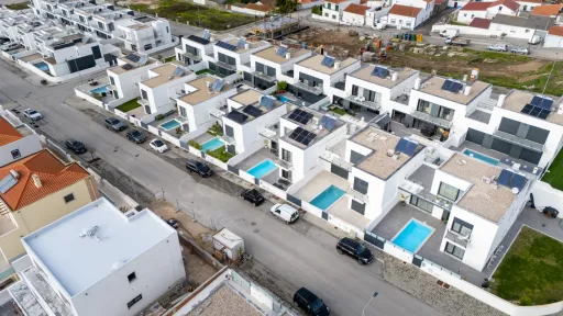 Moradia semi-nova T3 com piscina e vista mar