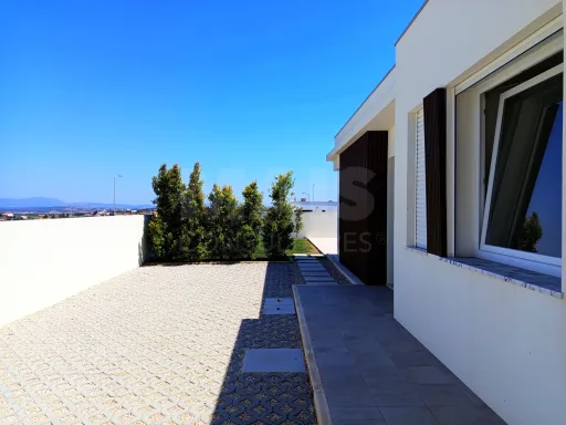 3 bedroom detached house with pool and garden !
