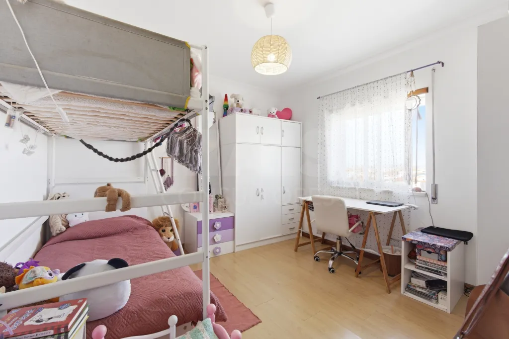 Apartamento T2 com varandas e arrecadação em Peniche