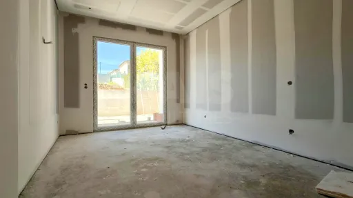 Moradia Térrea T4 com Suite Master, Piscina de Água Salgada, Garagem e Acabamentos Premium !