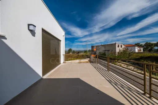 Moradia T3 (3 Suítes) com piscina e jardim - Salir do Porto