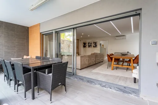 Luxury 4 bedroom villa with pool in Charneca de Caparica