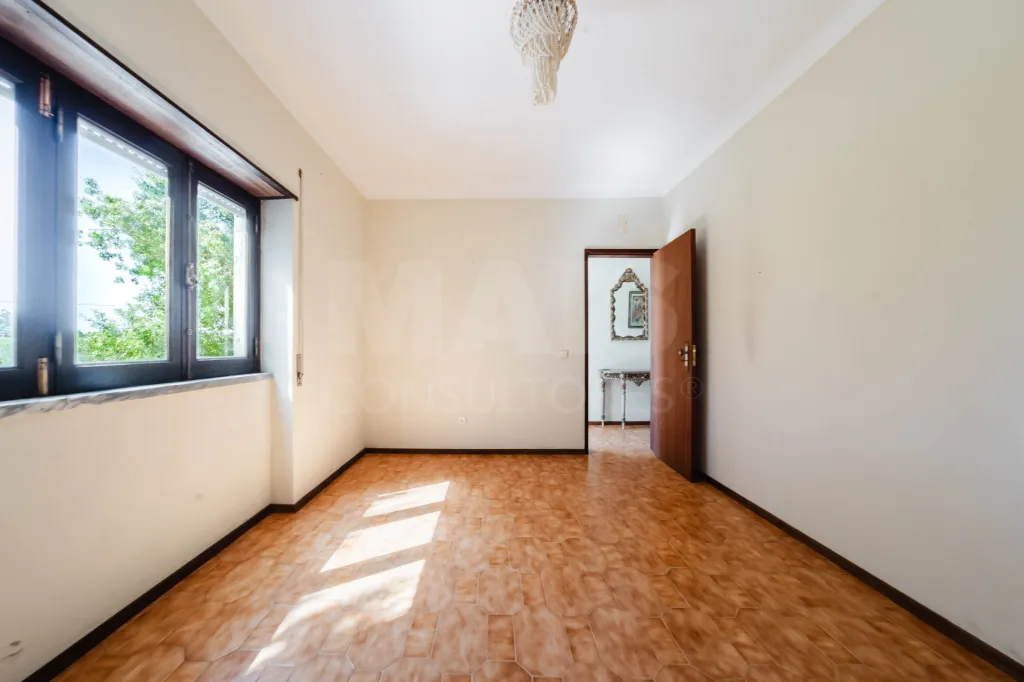 Moradia Isolada com Terreno de 9.840 m² em Barreiras – Cadaval