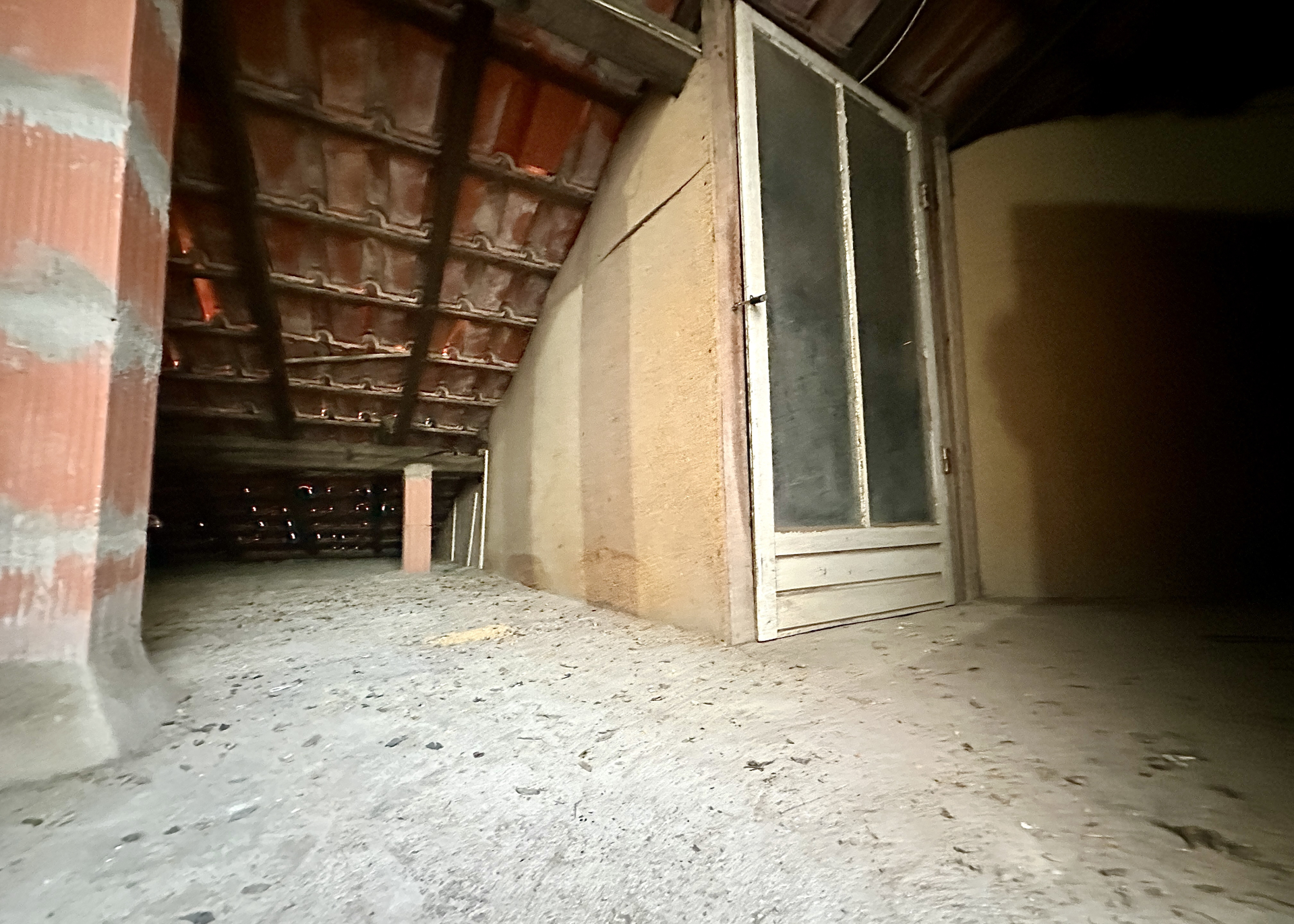T2 Totalmente Renovado com arrecadação e AC em Trajouce, Cascais