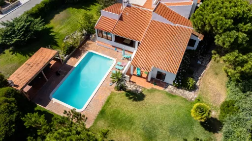 Moradia com piscina em lote de 1500m2 na Praia d'el Rey