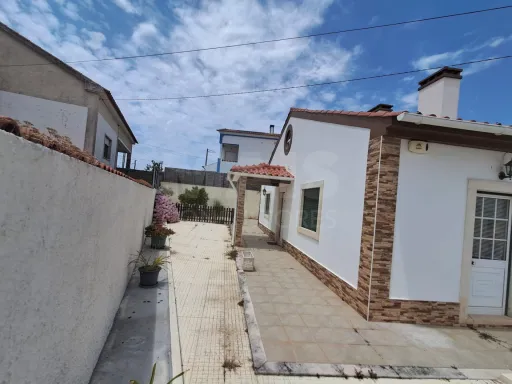 Moradia T3 Térrea com Garagem e Pátio no Nadadouro