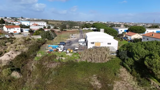 Armazém inserido em terreno de 9342m2 na Terrugem
