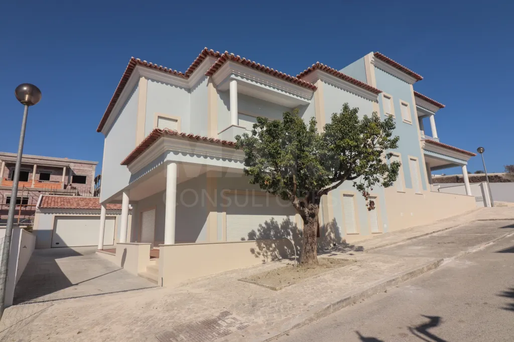 House 4 Bedrooms Juncalinho gated community
