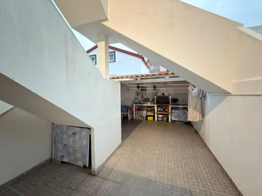 Apartamento T2 com Garagem e Logradouro em Atouguia da Baleia