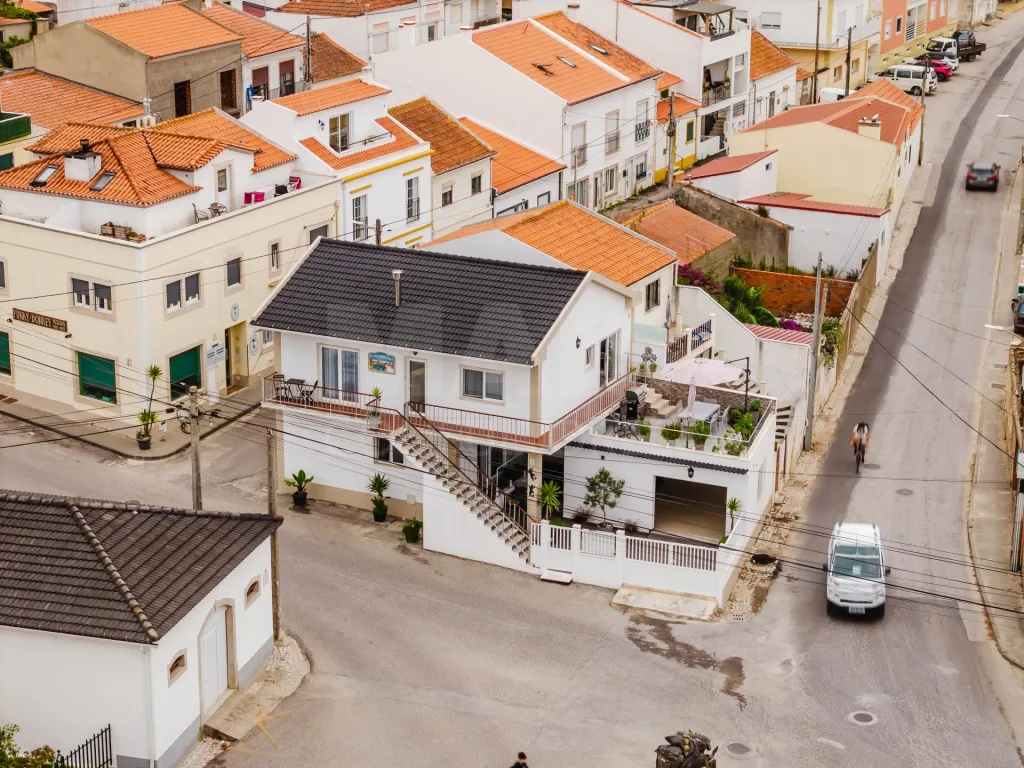Moradia no centro de Ferrel como nova pronto a habitar.