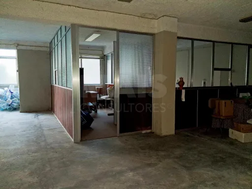 Armazém com Logradouro e Duas Entradas Principais - Centro de Castelo Branco