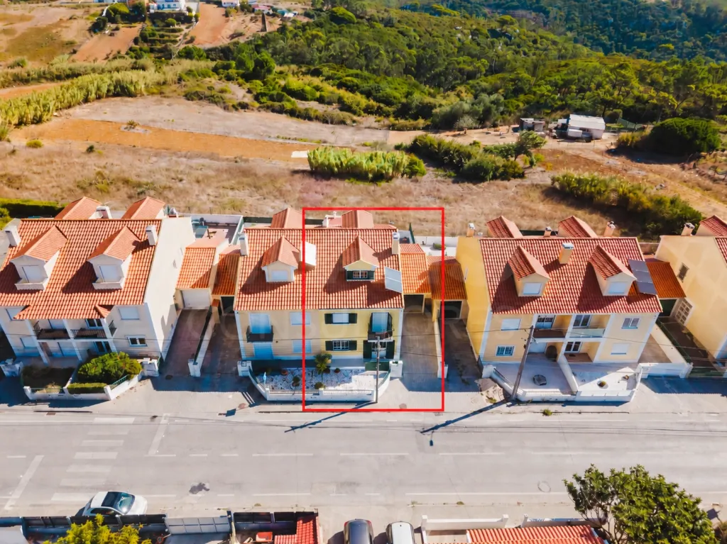 Moradia T3+1 pronta a habitar | Garagem fechada, pátio com churrasqueira e a 5 min das praias !