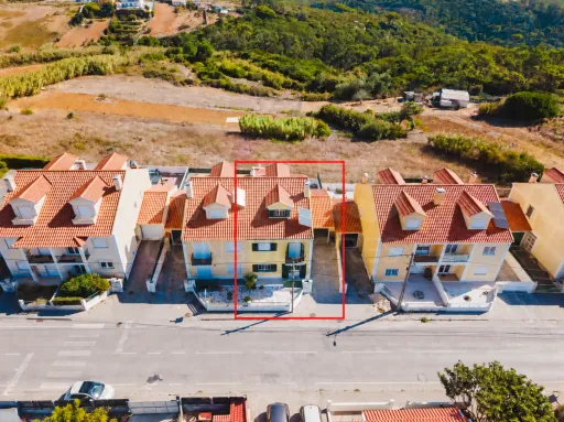 Moradia T3+1 pronta a habitar | Garagem fechada, pátio com churrasqueira e a 5 min das praias !