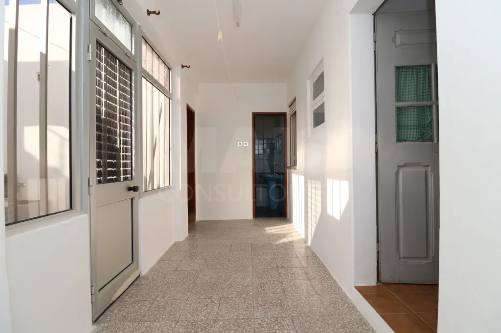 2-Bedroom Ground-Floor Apartment with Patio in Porto Alto
