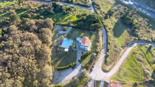 Propriedade com 3 apartamentos e piscina em Óbidos