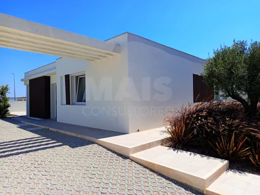 3 bedroom detached house with pool and garden !