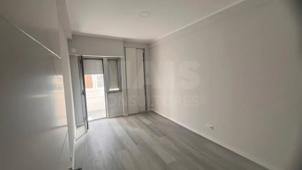 T2 Remodelado com Varanda em Oeiras