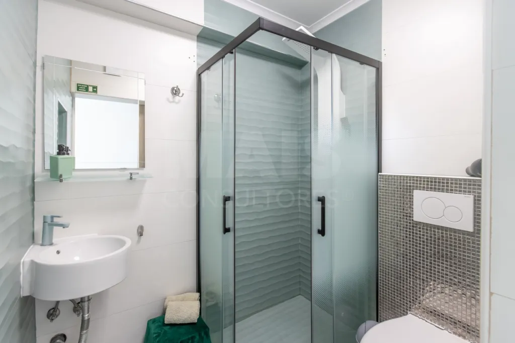 Propriedade com 3 apartamentos e piscina em Óbidos