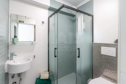 Propriedade com 3 apartamentos e piscina em Óbidos