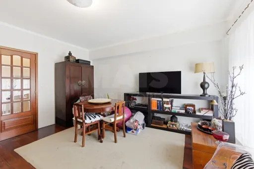 Apartamento T3 com quintal e garagem para 2 carros