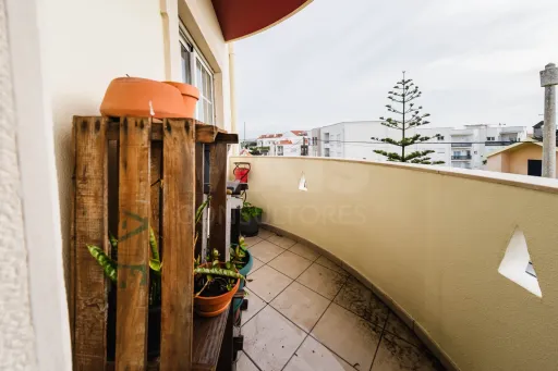 Apartamento T3 com Aquecimento Central, Garagem, Varandas e Arrecadações – Ferrel / Baleal
