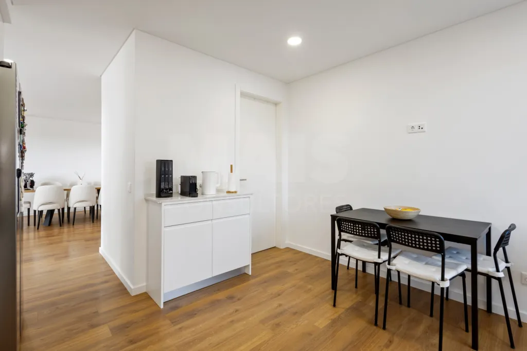 Apartamento T3 semi-novo vista mar com garagem