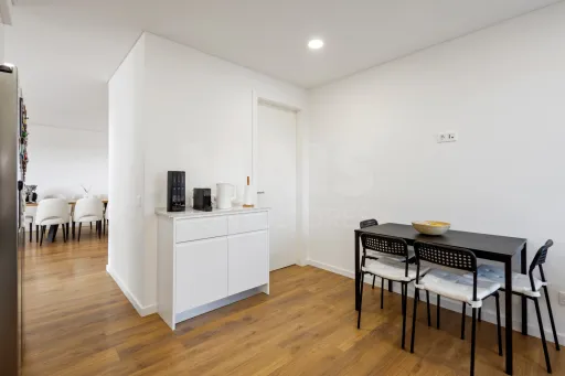 Apartamento T3 semi-novo vista mar com garagem