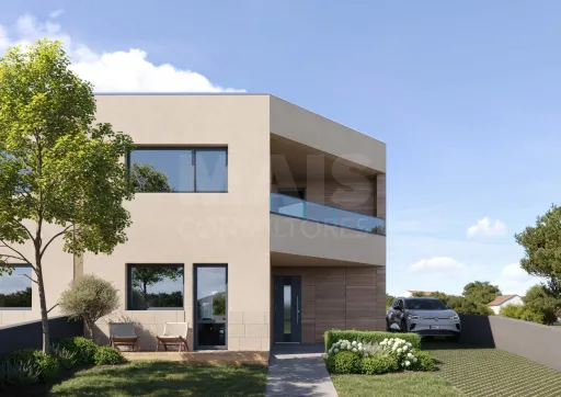 3 Bedroom Semi-Detached House w/ 1 Suite, Garden, Parking and Pool! (LT2)