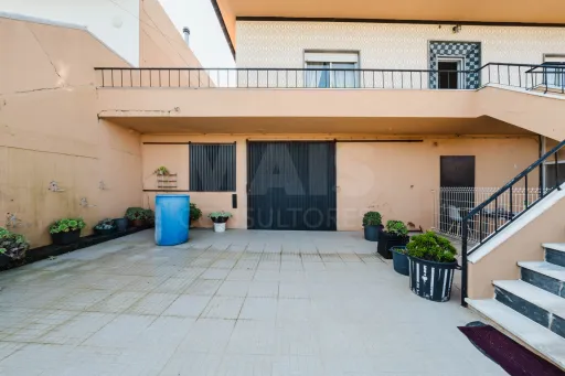 5-bedr. house with garage and warehouse
