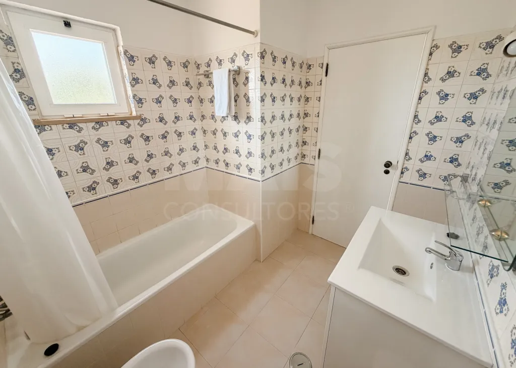 T1 na Vila Senhora da Rocha | Praia a 70 m | 4 Piscinas | 9 Hectares de Jardins| Caminhadas em Segurança Porches – Lagoa – Algarve | T1 onde pode deixar o carro estacionado e viver o Algarve a pé.