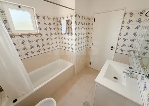 T1 na Vila Senhora da Rocha | Praia a 70 m | 4 Piscinas | 9 Hectares de Jardins| Caminhadas em Segurança Porches – Lagoa – Algarve | T1 onde pode deixar o carro estacionado e viver o Algarve a pé.