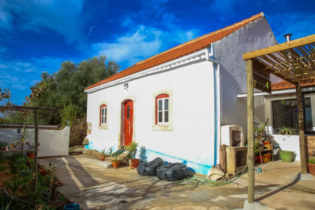 2-bedr. house with land