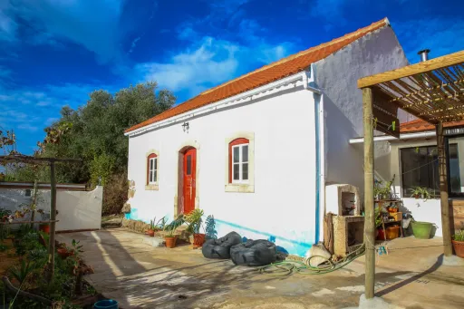 2-bedr. house with land