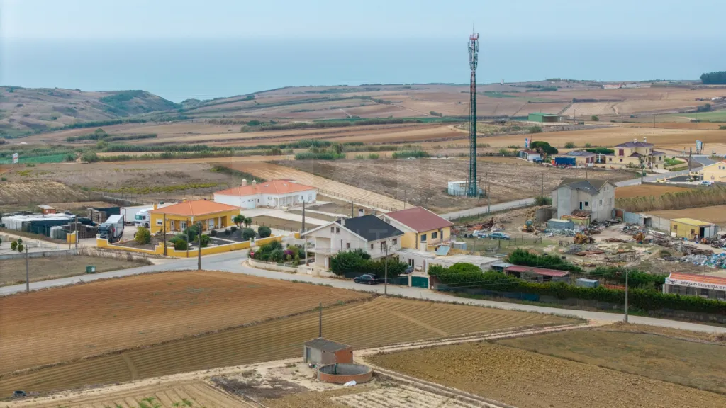 Moradia T5 com piscina e garagem em terreno de 2.000m2 na Bufarda