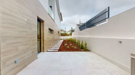 Moradia nova com piscina T4 em Linda a Velha