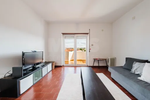 Apartamento T2 com Sótão e Varanda junto à Praia do Baleal