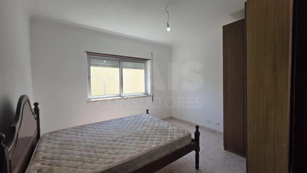 Apartamento T1 Transformado em T2 em Benavente | 70 m² | Excelente localização
