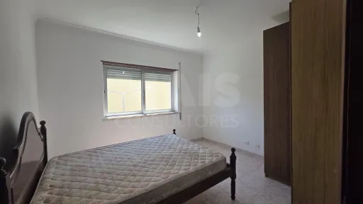 Apartamento T1 Transformado em T2 em Benavente | 70 m² | Excelente localização