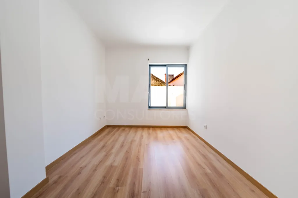 Apartamento T2 Semi-Novo | Terraço | Garagem | Bombarral