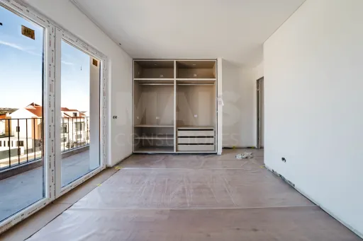 Apartamento T2 Novo com Garagem Privativa e Varanda Ampla em Ferrel junto ao Baleal Fracção G