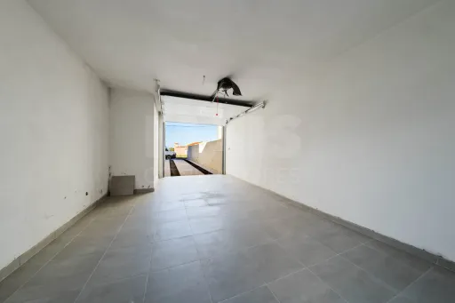 Moradia T4 com Garagem Logradouro e Jardim