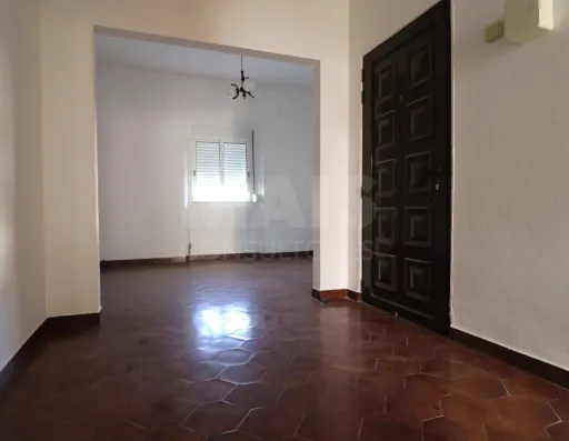 2-Bedroom Ground-Floor Apartment with Patio in Porto Alto
